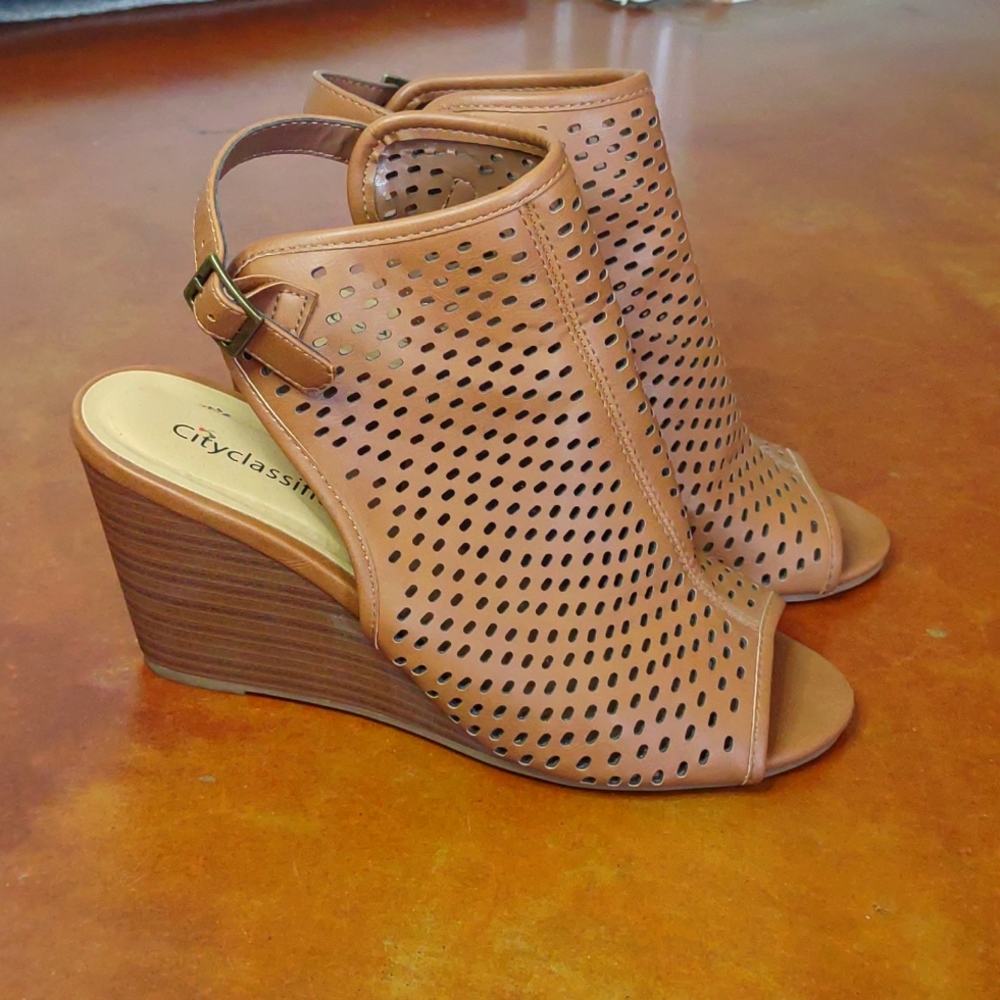 Cityclassified tan leather wedges size 7